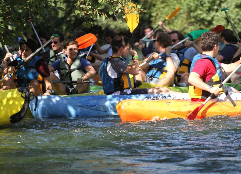activité en groupe canoë-kayak sur rivière