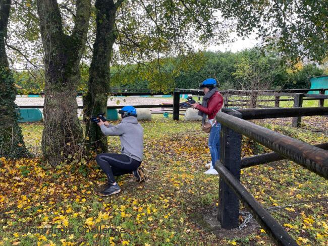 deux personnes faisant un laser game outdoor