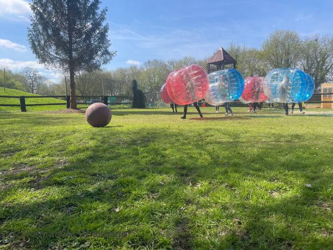 enfants jouant au bubble foot