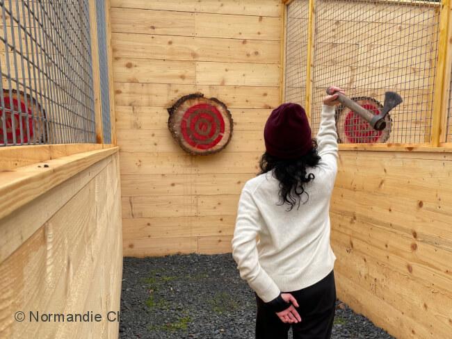 femme entrain de lancer une hache