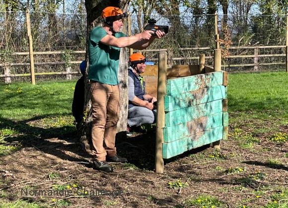 joueur tirant au pistolet laser