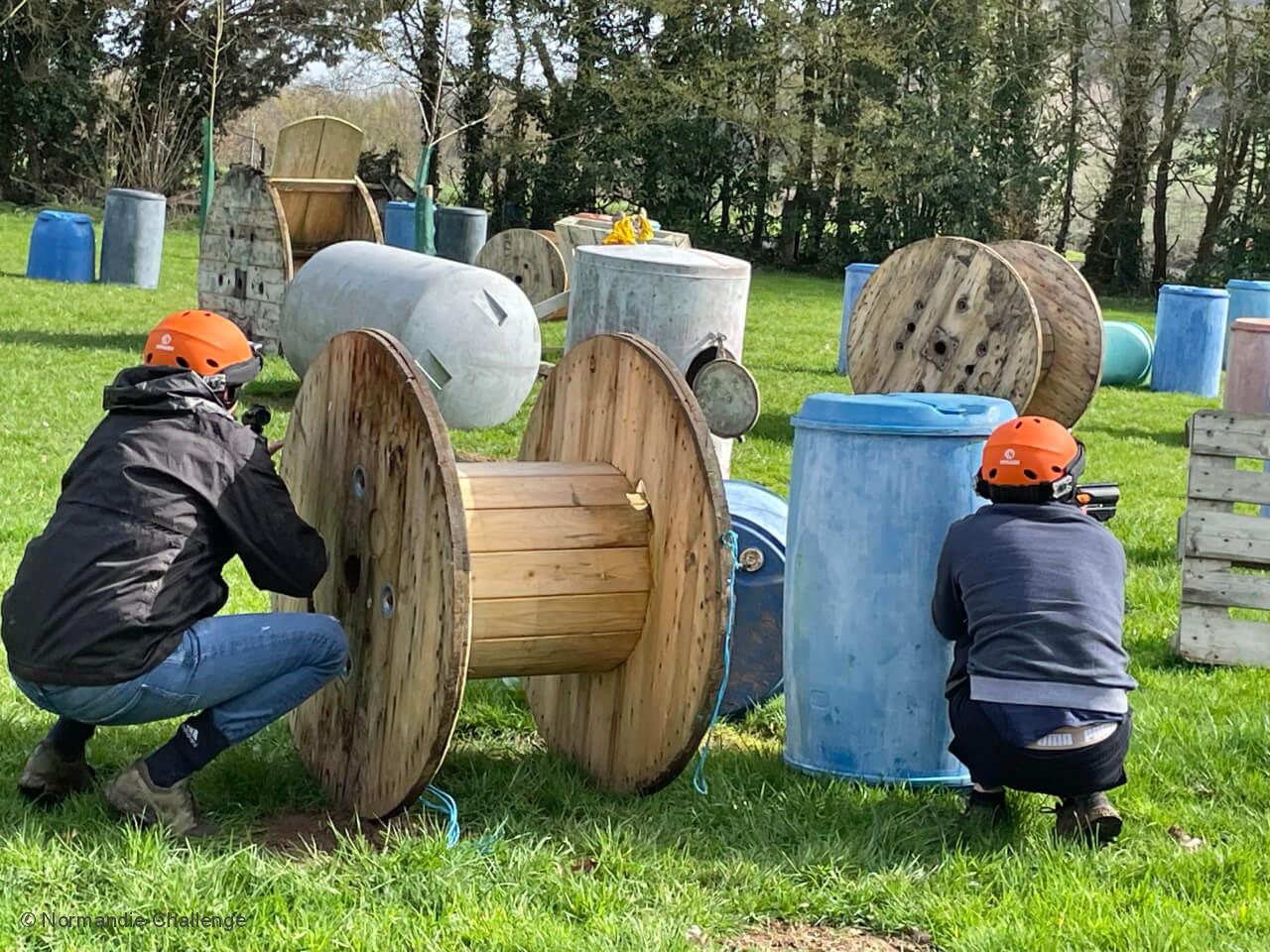 joueurs derriere obstacles laser game outdoor