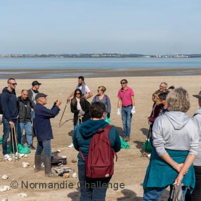 ramassage déchets plage lors du team building RSE