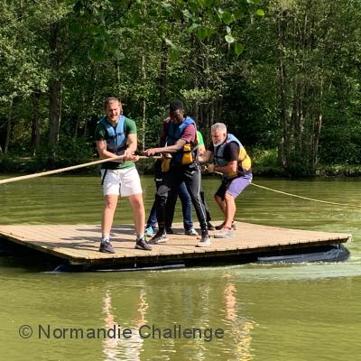 tir à la corde en radeau sur lac