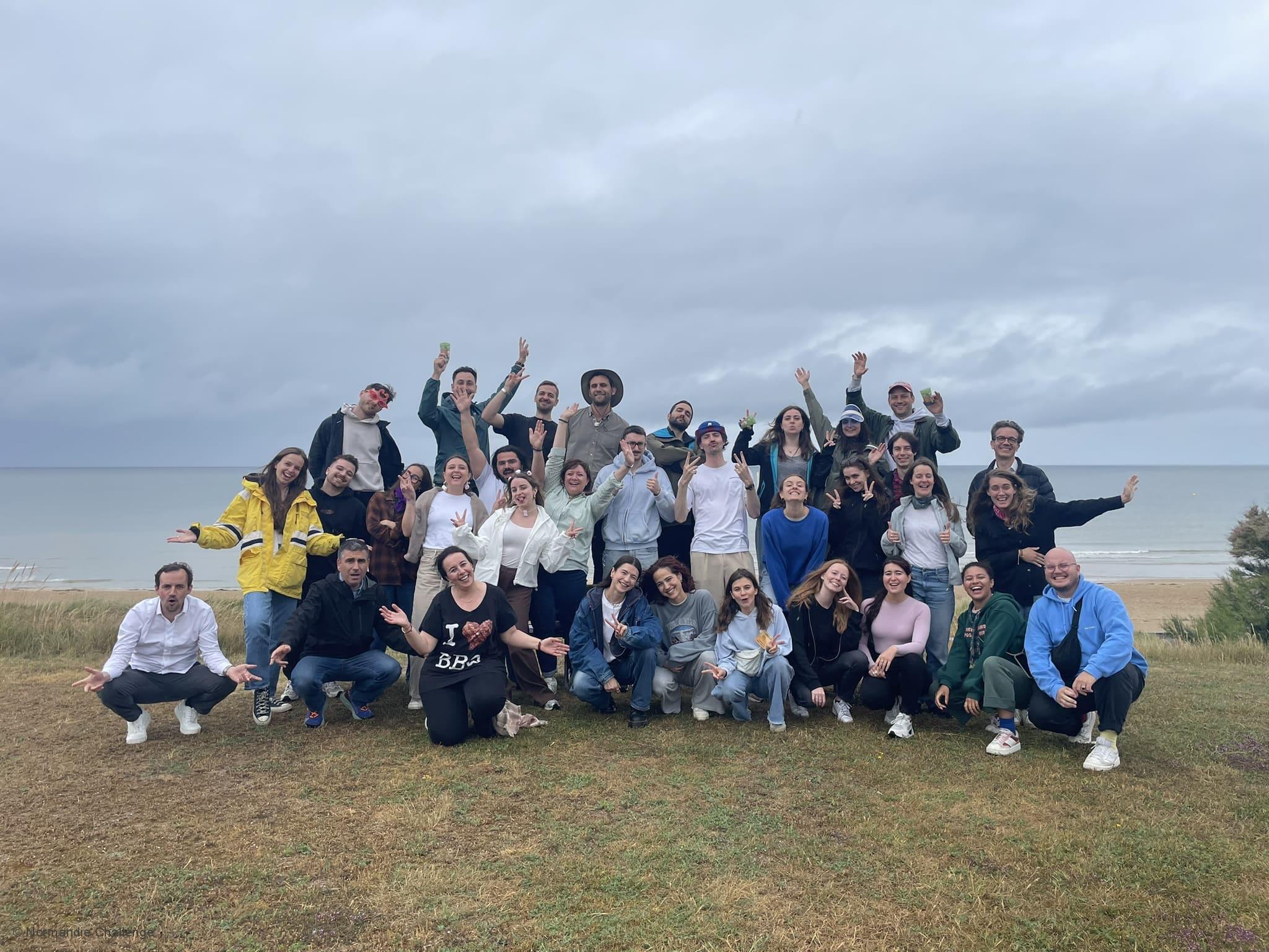 Groupe devant la plage à Cabourg